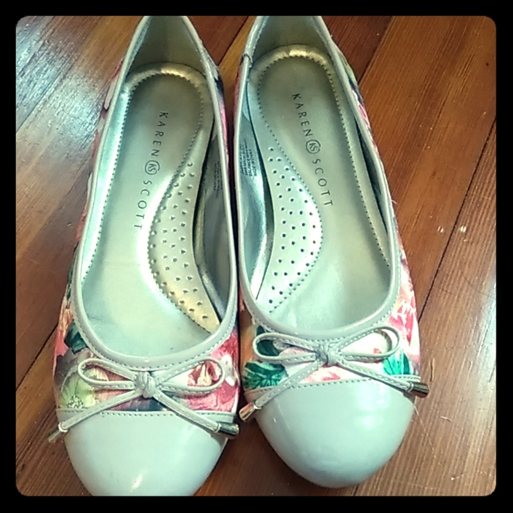 Gently used karen scott floral flats